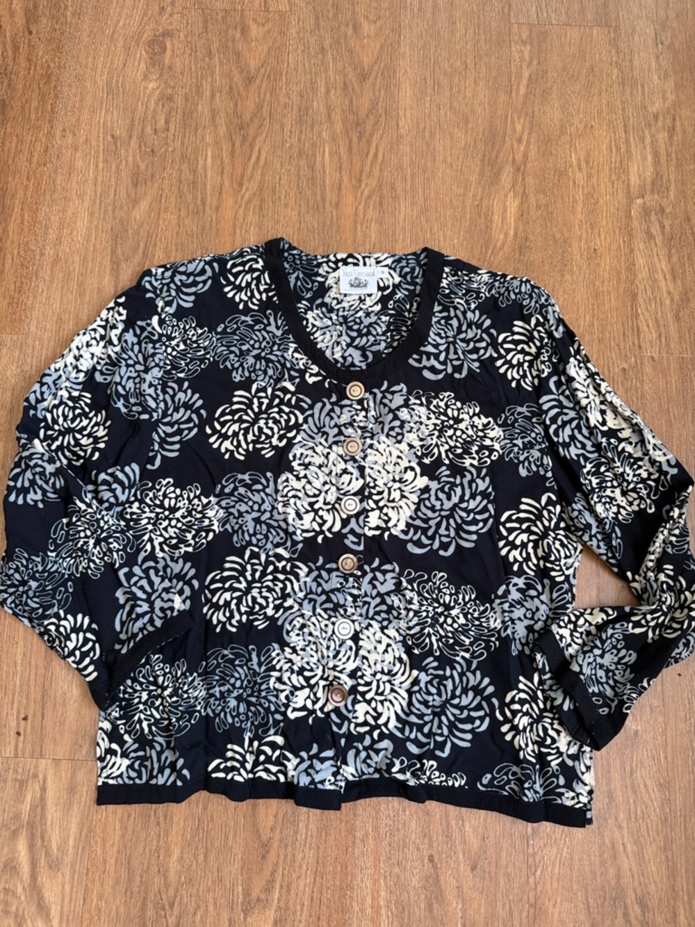 Very Vineyard Women's Navy Floral Button-Front